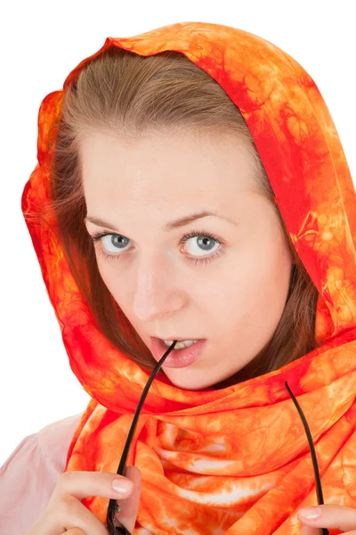 Mladá dívka s oranžovou šálu — Stock fotografie