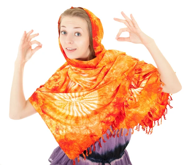 Ung flicka med orange sjal — Stockfoto