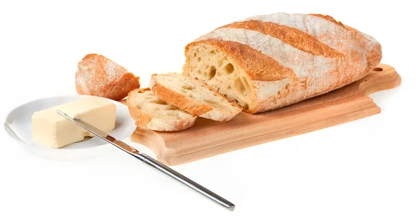 Pièce de beurre, pain et couteau — Photo