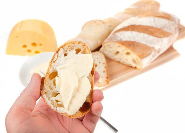 Кусок масла, хлеб и нож — стоковое фото