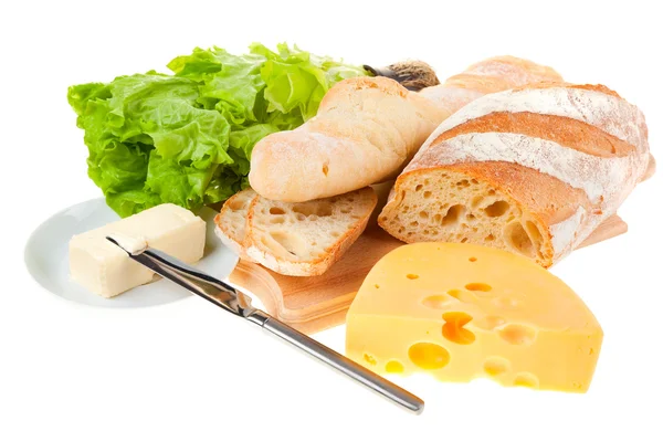 Pedazo de mantequilla, pan y un cuchillo — Foto de Stock