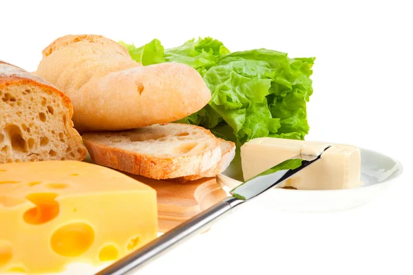 Pedazo de mantequilla, pan y un cuchillo — Foto de Stock