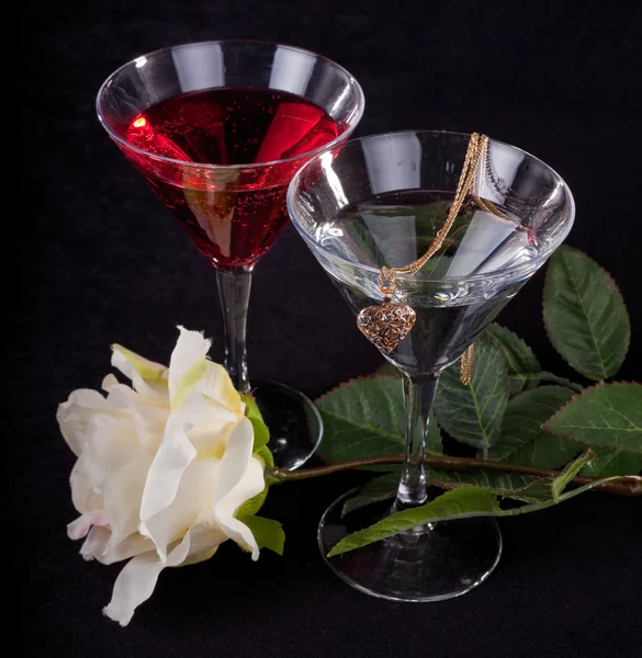 Роза і два келихи коктейлів — стокове фото