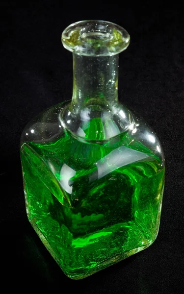 Garrafa de líquido verde — Fotografia de Stock