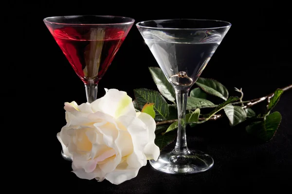Τριαντάφυλλο και δύο ποτήρια κοκτέιλ — Φωτογραφία Αρχείου