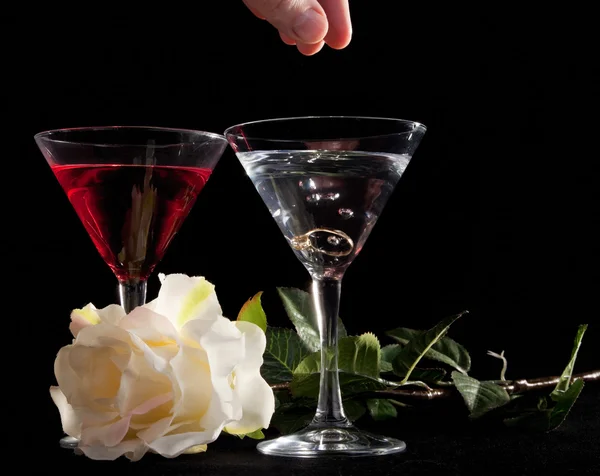 玫瑰和两杯鸡尾酒 — 图库照片