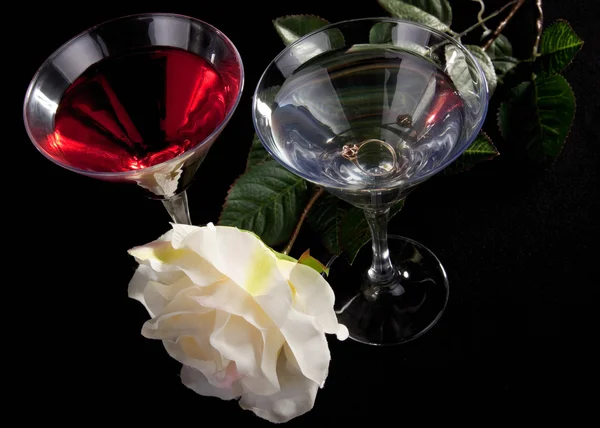 Rose ve iki kadeh kokteyl — Stok fotoğraf
