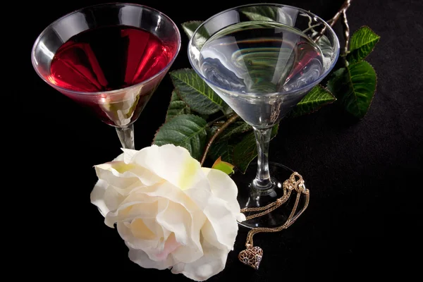 Rose és két pohár koktélok — Stock Fotó