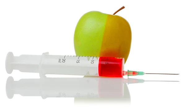 Apfel und eine Spritze mit roter Flüssigkeit — Stockfoto
