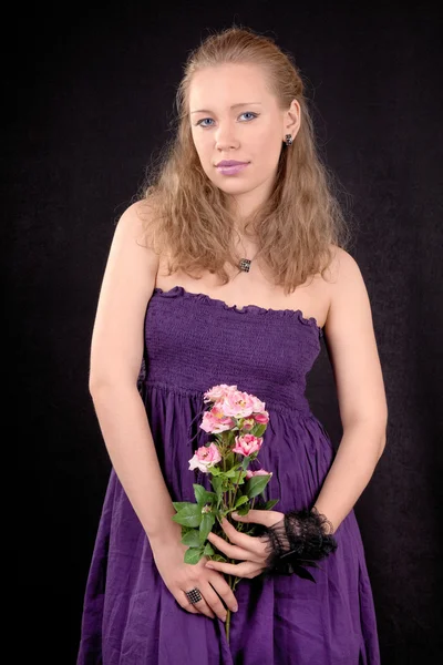Retrato de uma menina com uma flor — Fotografia de Stock