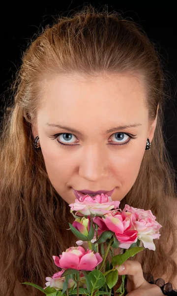 Ritratto di una ragazza con un fiore — Foto Stock