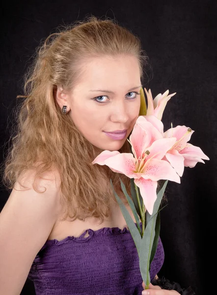 花を持つ少女の肖像画 — ストック写真