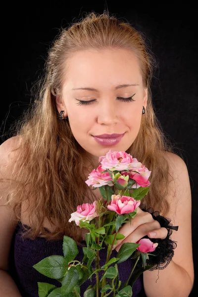 Retrato de una niña con una flor —  Fotos de Stock
