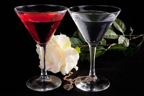 Τριαντάφυλλο και δύο ποτήρια κοκτέιλ — Φωτογραφία Αρχείου