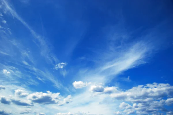 Pitoresk bulutlar gökyüzünde vardır — Stok fotoğraf