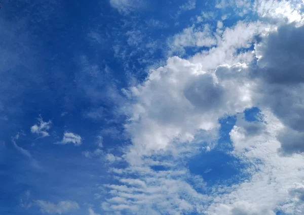 Norii pitoresti sunt pe cer — Fotografie, imagine de stoc