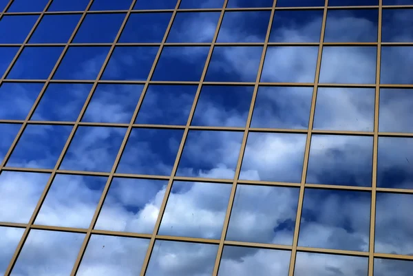 Reflexão do espelho do céu e das nuvens — Fotografia de Stock