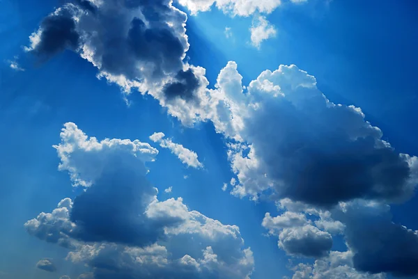 Nubes pintorescas están en el cielo — Foto de Stock
