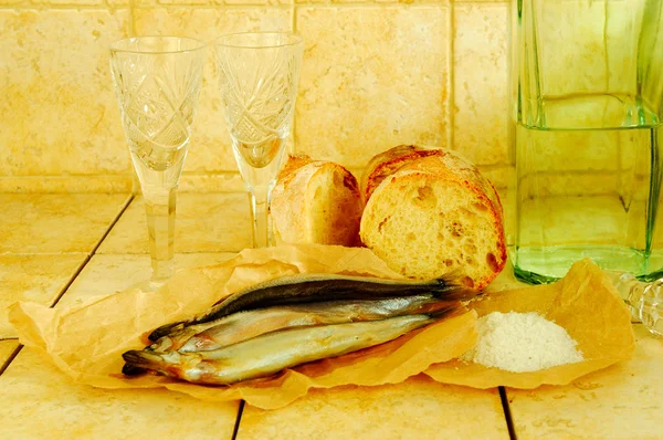 Fles, wijnglazen, brood en zout — Stockfoto