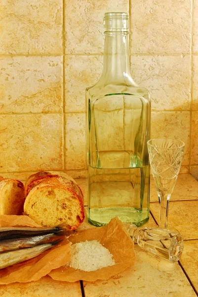 Bottiglia, bicchieri da vino, pane e sale — Foto Stock