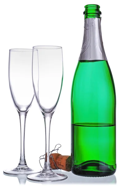 香槟酒瓶和个酒杯 — 图库照片