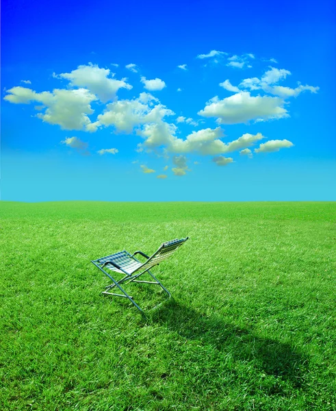 在绿色草地上躺椅 — 图库照片