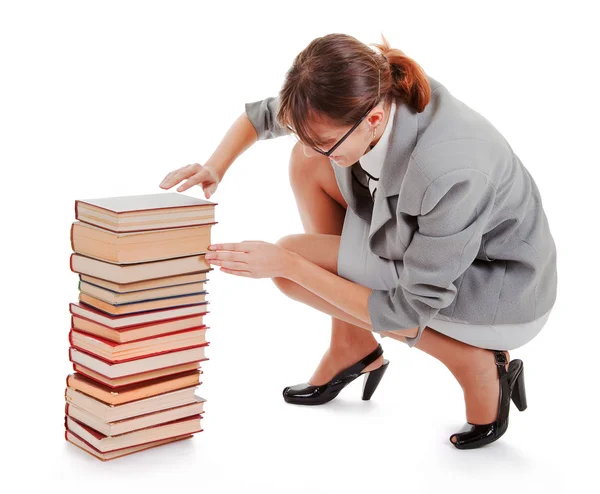 Mulher e uma pilha de livros — Fotografia de Stock