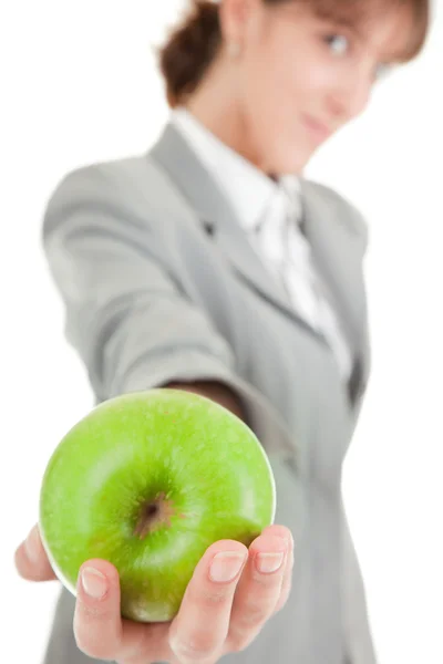 Улыбающаяся женщина с яблоком — стоковое фото