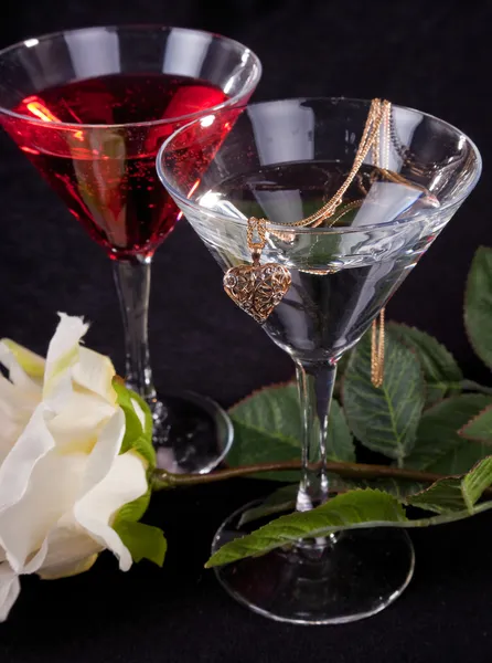 Rose and two glasses of cocktails — Stock Photo, Image