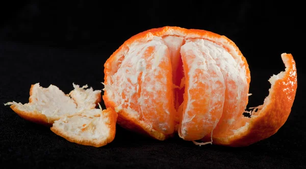 Gedeeltelijk gepelde sinaasappel — Stockfoto