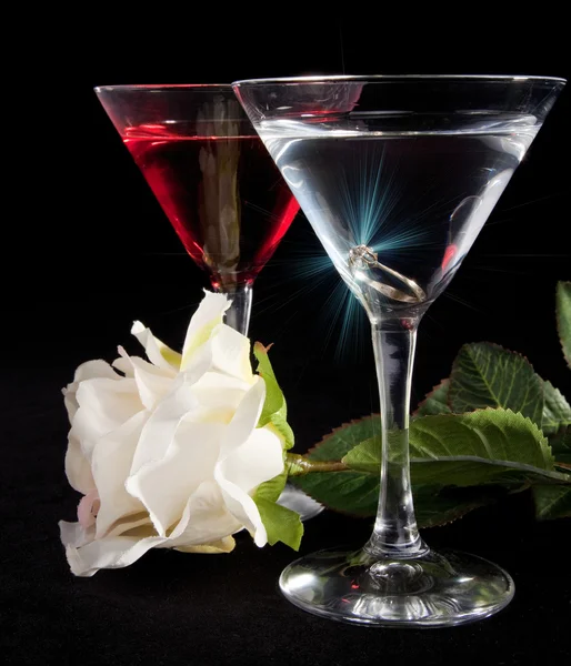 Роза і два келихи коктейлів — стокове фото