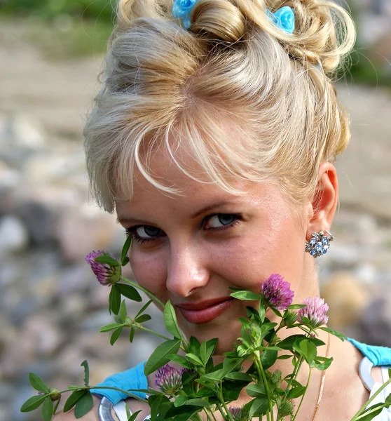 Krásné ženy a květů jetele — Stock fotografie