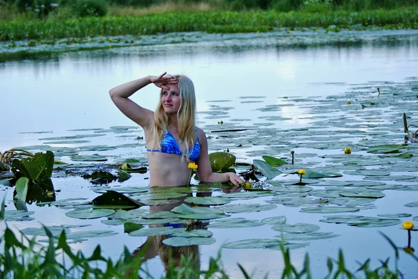 Mooie vrouw en geel water lily — Stockfoto