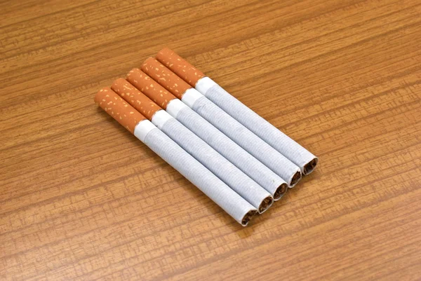 Fumar um mau hábito que influencia fatalmente a sua saúde — Fotografia de Stock