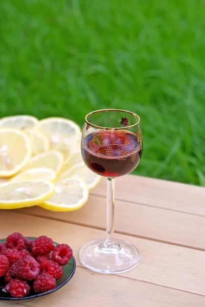 Легкий алкогольний напій і соковитий лимон — стокове фото