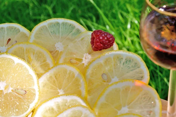 Lätta alkoholhaltiga drycker och saftiga citron — Stockfoto