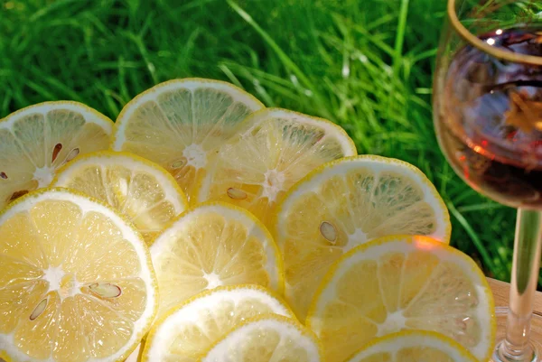 Light alcoholic drink and juicy lemon — Stock Photo, Image