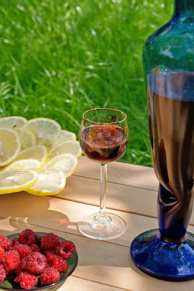 Bevanda alcolica leggera e limone succoso — Foto Stock