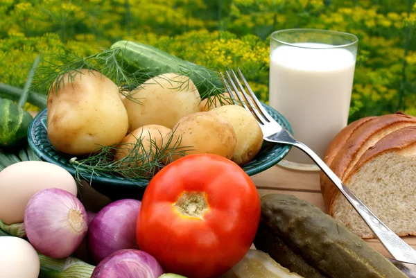 Appetitlich gekochte Kartoffeln und schmackhaftes Make-up Gemüse — Stockfoto