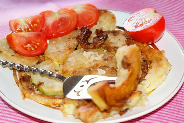 Medula de jardim de batata frita apetitosa com tempero de alho — Fotografia de Stock