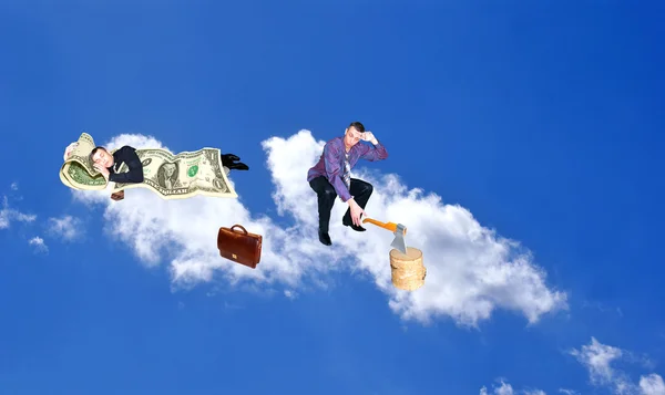 Spanie po niebie chmury biznesmen — Zdjęcie stockowe