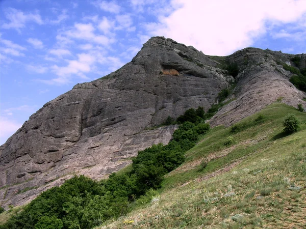 Kamienie w górnej części góry Krymskie. — Zdjęcie stockowe