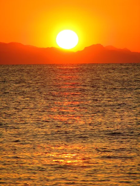 昇順太陽のビームでは海を波します。. ストック写真
