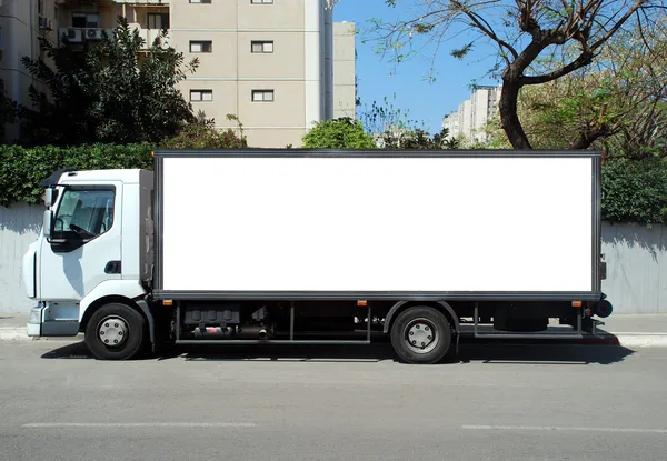 Beyaz kamyon boş panel ile — Stok fotoğraf