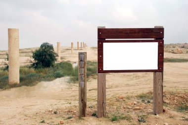 Çölde boş ahşap tabela