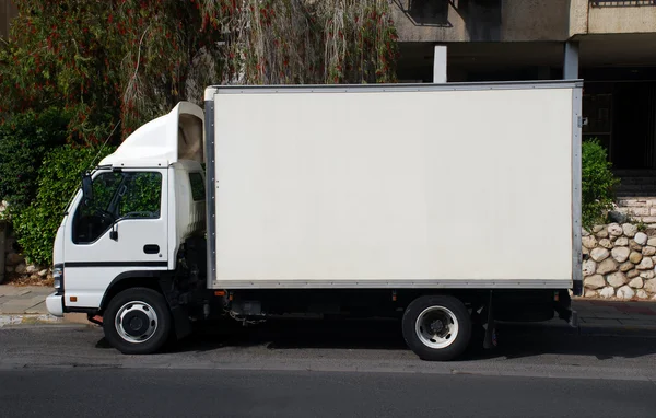 Белый грузовик с пустой панелью — стоковое фото