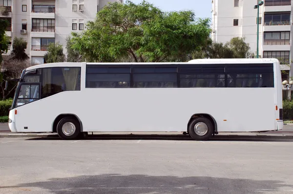 Білий автобус з пустим панелі — стокове фото
