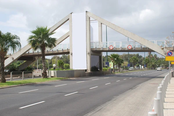 Bir köprü üzerinde boş beyaz billboard — Stok fotoğraf