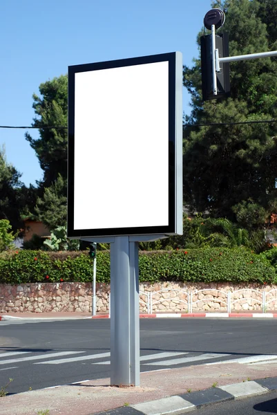 Weißes leeres Straßenschild — Stockfoto