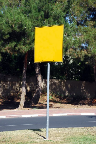Amarelo sinal de rua — Fotografia de Stock